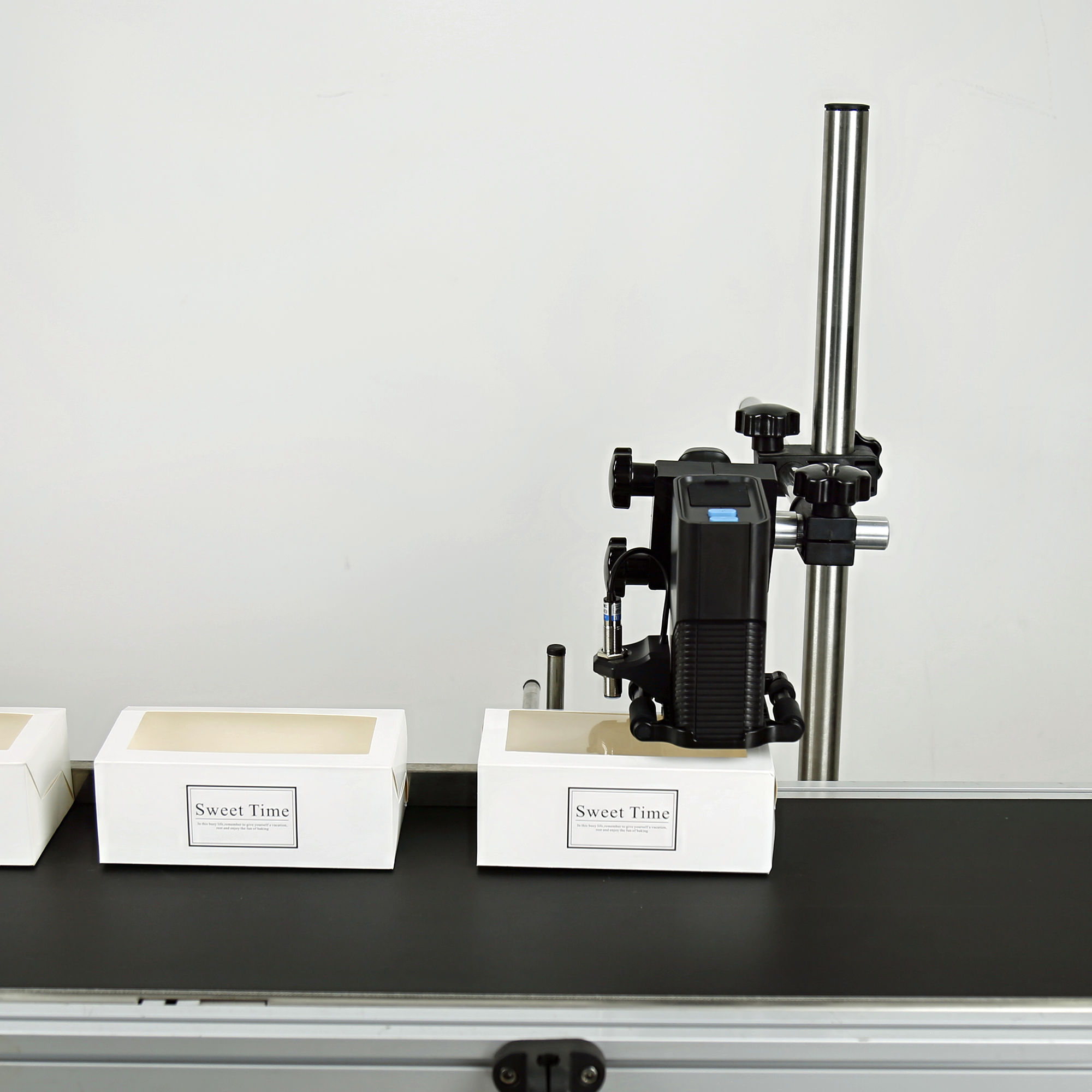 Automated inkjet printer coding product boxes on a conveyor