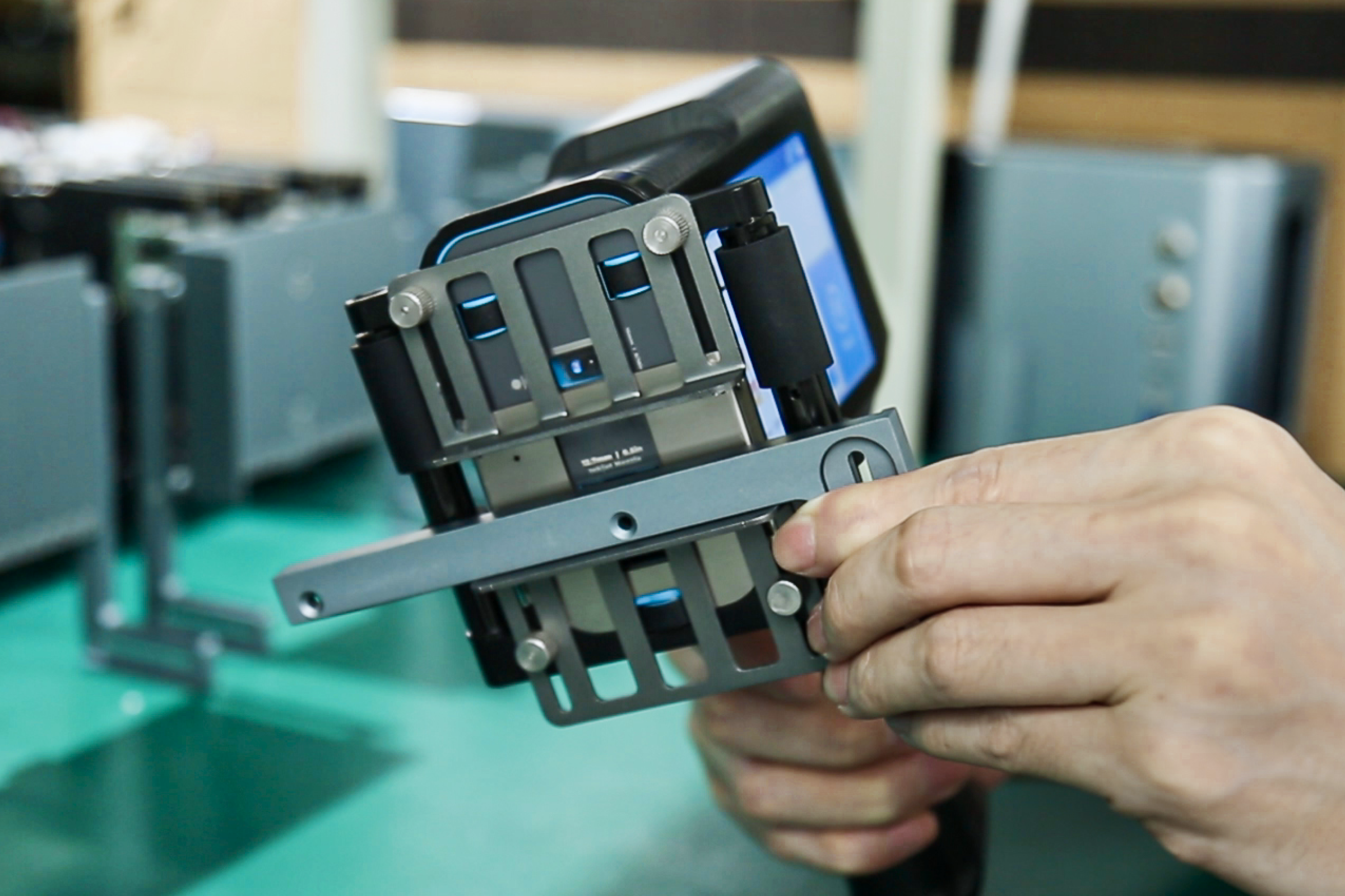 Installing a narrow edge module on a Printisian handheld inkjet printer