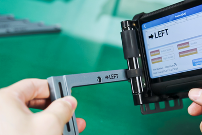 Adjusting the guide width on a narrow edge printing module